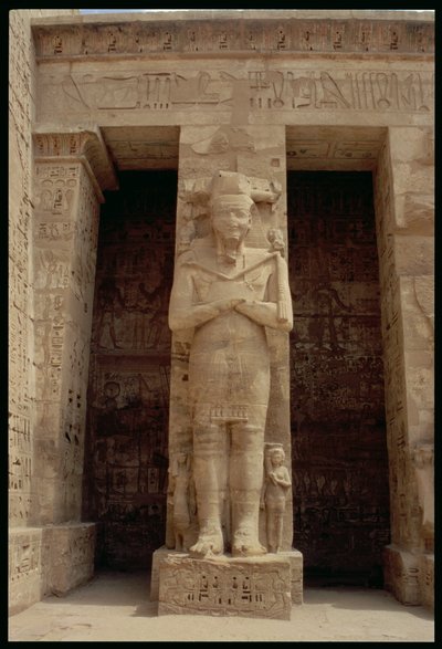 रामेसिस III (c.1184-1153 ईसा पूर्व) के स्थायी आंकड़ों में से एक, देवता ओसिरिस के रूप में, पहली अदालत के पूर्व की ओर या, रमेस तृतीय के मोर्चरी मंदिर, न्यू किंगडम, C.1185-10 के हॉल ऑफ अपीयरेंस द्वारा Egyptian 20th Dynasty