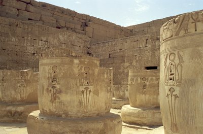 रामेसेस III के मुर्दाघर मंदिर के हाईपोस्टाइल हॉल में स्तंभों के अवशेष (c.1184-1153 ईसा पूर्व) न्यू किंगडम द्वारा Egyptian 20th Dynasty