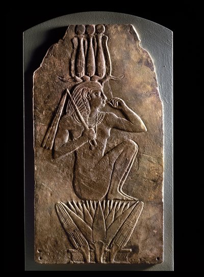 कमल के फूल से निकलने वाले बाल-देवता के रूप में Iuput II की पट्टिका (faience) द्वारा मिस्र का 23वां राजवंश