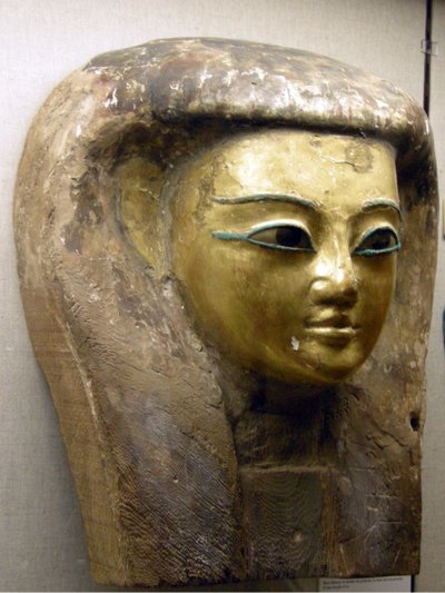 एक सरकोफैगस से सिर, सेत अवधि (सोने की पत्ती के साथ ताड़ की लकड़ी) द्वारा Egyptian 26th Dynasty