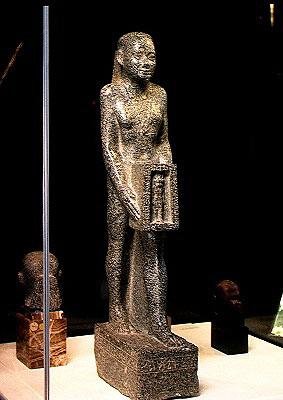 द वाइज़ियर साइमेरीकसेंब ने बैल Mnevis, लेट पीरियड, c.358-341 ई.पू. (ग्रेनाइट) के लिए एक मंदिर की पेशकश की द्वारा Egyptian 30th Dynasty
