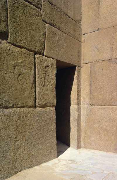 ओल्ड किंगडम के खफरे की घाटी मंदिर से ग्रेनाइट की दीवार द्वारा Egyptian 4th Dynasty