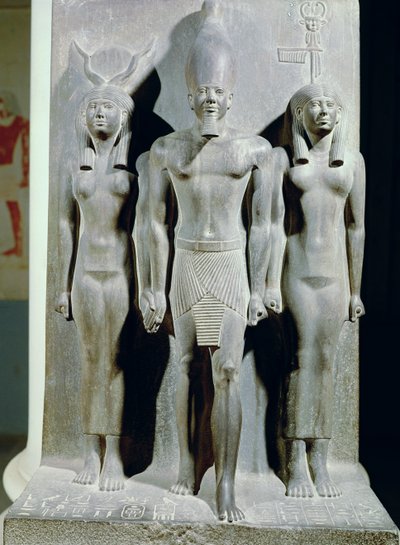 देवी Hathor और Aphroditopolis गुंबद की देवी के साथ Menkaure (Mycerinus) की तिकड़ी, गीज़ा के पिरामिड के पिरामिड के घाटी मंदिर से ली गई, पुराने साम्राज्य, c.2529 ईसा पूर्व (विद्वान) (देखें द्वारा Egyptian 4th Dynasty