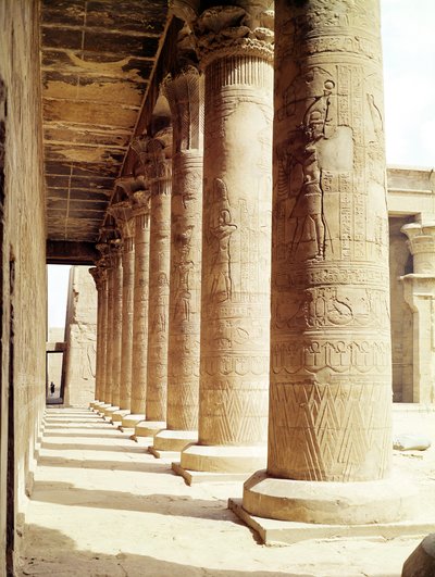 Horus के मंदिर के Pronaos (Hypostyle Hall) में कॉलम द्वारा मिस्र का टॉलेमिक काल