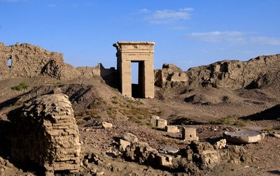 मिस्र का प्राचीन काल: उत्तरी द्वार के मेहराब का दृश्य, हाथोर का मंदिर, डेंडराह, मिस्र द्वारा मिस्र का टॉलेमिक काल