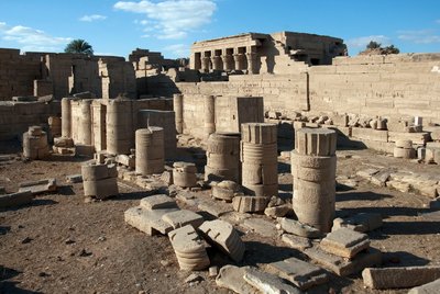 मिस्र के प्राचीन: हाथोर, डेंडराह, मिस्र को समर्पित मंदिर के स्तंभ columns द्वारा मिस्र का टॉलेमिक काल