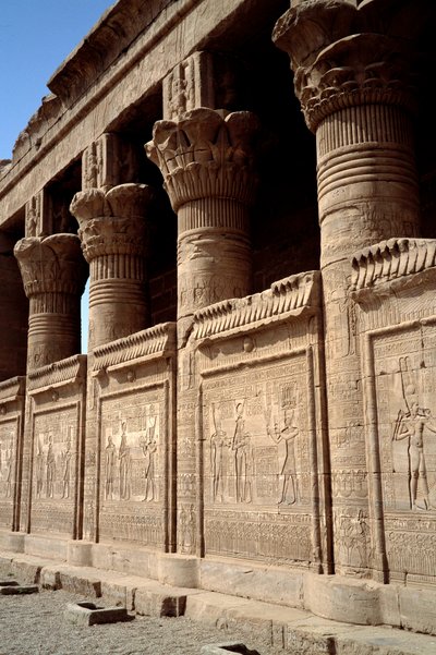 मिस्र की वास्तुकला: डेंडराह में हाथोर के मंदिर का दृश्य। टॉलेमिक काल। मिस्र। द्वारा मिस्र का टॉलेमिक काल