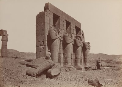 थीब्स, रामासेसम का मंदिर, बिखरी हुई कोलोसी, 1870। द्वारा एमिल बेचर्डो