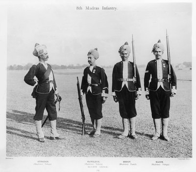 8वीं मद्रास पैदल सेना, c.1897 (b/w फोटो) द्वारा अंग्रेजी फोटोग्राफर