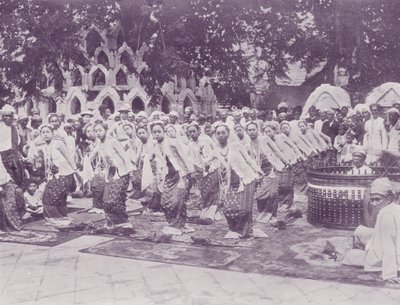एक बर्मी नृत्य द्वारा अंग्रेजी फोटोग्राफर