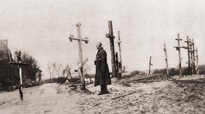 द इलस्ट्रेटेड वॉर न्यूज़, 1915 से प्रथम विश्व युद्ध के दौरान एक कॉमरेड-इन-आर्म्स की कब्र पर रूसी सैनिक द्वारा अंग्रेजी फोटोग्राफर