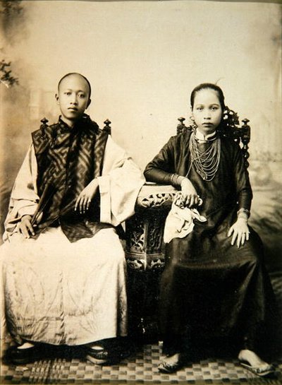 मध्य वियतनाम में एनामाइट लड़का और लड़की, c.1875 (एल्बम प्रिंट) द्वारा अंग्रेजी फोटोग्राफर