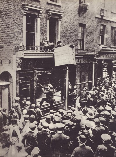 लंदन में जर्मन दुकान पर हमला, 1914 सी द्वारा अंग्रेजी फोटोग्राफर