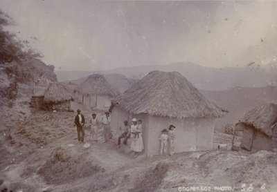 1880 में एक पहाड़ी की तरफ बारबेडियन गांव द्वारा अंग्रेजी फोटोग्राफर