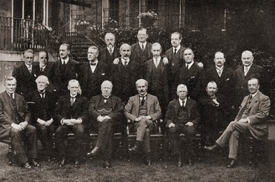 1924 में द स्टोरी ऑफ़ ट्वेंटी फाइव इयर्स से 1924 में ब्रिट्स ने पहली लेबर सरकार प्रकाशित की द्वारा अंग्रेजी फोटोग्राफर