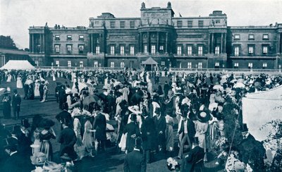 बकिंघम पैलेस गार्डन पार्टी, 1911 द्वारा अंग्रेजी फोटोग्राफर