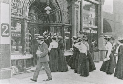 बकिंघम पैलेस गार्डन पार्टी, 1911 द्वारा अंग्रेजी फोटोग्राफर