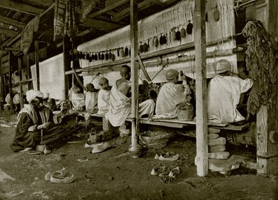 भारत में कालीन-बुनाई (बी/डब्ल्यू फोटो) द्वारा अंग्रेजी फोटोग्राफर