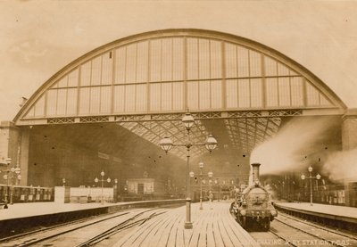 चार्टिंग क्रॉस स्टेशन, लंदन; फोटोग्राफ, 1874 द्वारा अंग्रेजी फोटोग्राफर