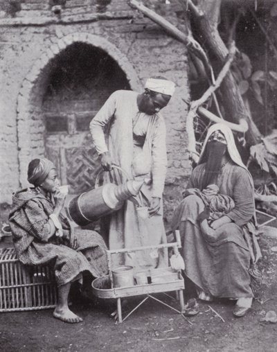 मिस्र: काहिरा की सड़कों पर तुर्की कॉफी परोसना (b/w फोटो) द्वारा अंग्रेजी फोटोग्राफर