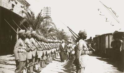 1920 के सर हर्बर्ट सैमुअल के साथ फिलिस्तीन के लिडाडा स्टेशन पर अमीर फैसल द्वारा अंग्रेजी फोटोग्राफर