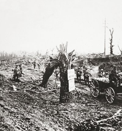 1918 के अमियन्स के संघर्ष के दौरान शेल फायर से क्षतिग्रस्त हुए हैंगर में इंजीनियरों ने हल्की रेल की मरम्मत की द्वारा अंग्रेजी फोटोग्राफर