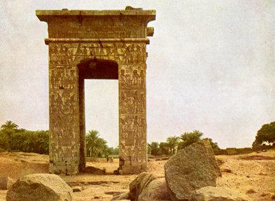 कर्णक में टॉलेमी II का प्रवेश द्वार। द्वारा अंग्रेजी फोटोग्राफर