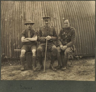 निसान हट के बाहर तीन सैनिकों का समूह, c.1914-18 द्वारा अंग्रेजी फोटोग्राफर