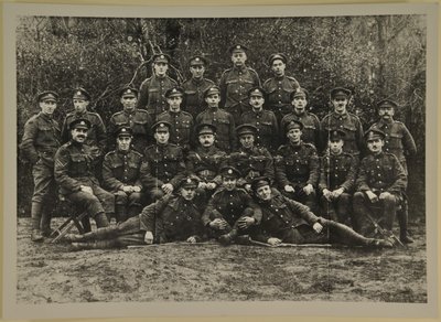 समूह चित्र, संभवतः लीसेस्टर रॉयल हॉर्स आर्टिलरी, 1914-15 द्वारा अंग्रेजी फोटोग्राफर