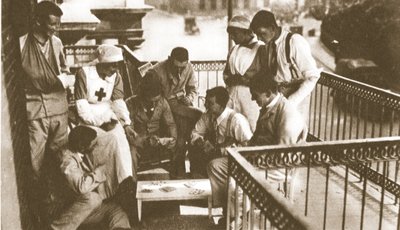 खुश, खुश घायल आदमी! द इलस्ट्रेटेड वॉर न्यूज़, 21 जून 1916 (सीपिया फोटो) से नायक-पूजा का आनंद ले चुके पुरुष द्वारा अंग्रेजी फोटोग्राफर
