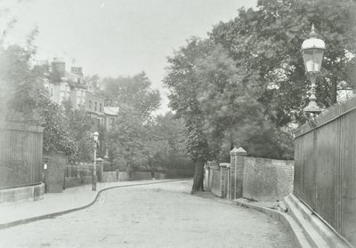 हाईगेट आर्चवे: रेलिंग के लिए पुराने लैंप के साथ पूर्वी दृष्टिकोण, 1896 द्वारा अंग्रेजी फोटोग्राफर