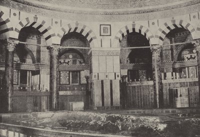 उमर की मस्जिद का आंतरिक भाग, उस चट्टान पर खड़ा है जहाँ अब्राहम को चढ़ाया गया माना जाता है द्वारा अंग्रेजी फोटोग्राफर