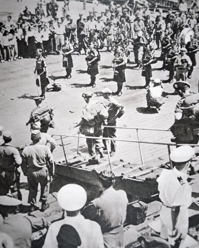 किल्टेड पाइपर्स 29 अगस्त 1950 (बी/डब्ल्यू फोटो) में एचएमएस सीलोन से 1 बटालियन अर्गिल और सदरलैंड हाइलैंडर्स से तट पर खेलते हैं। द्वारा अंग्रेजी फोटोग्राफर