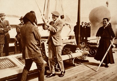 किंग एडवर्ड VIII ने एक जापानी फ़ेंसिंग हेलमेट, 1922 का परीक्षण किया द्वारा अंग्रेजी फोटोग्राफर