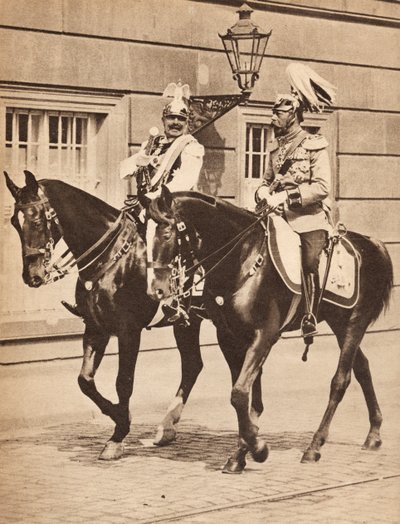 किंग जार्ज पंचम और कैसर विल्हेम II ने 1913 में &39;द लाइफ ऑफ किंग जार्ज पंचम&39; का चित्रण, 19.1 को प्रकाशित चित्रण से सैनिकों की समीक्षा में भाग लेने के लिए पोट्सडम छोड़ दिया द्वारा अंग्रेजी फोटोग्राफर