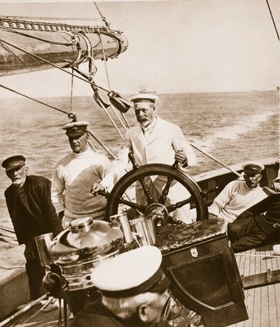 हेल जॉर्ज ऑफ हेल यॉट ब्रिटानिया में 1920- 30 के दशक में किंग जॉर्ज द्वारा अंग्रेजी फोटोग्राफर