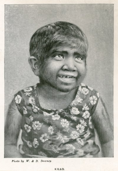 क्राउ, द मिसिंग लिंक, 1887 में एक्वेरियम, वेस्टमिंस्टर, लंदन में प्रदर्शित किया गया द्वारा अंग्रेजी फोटोग्राफर