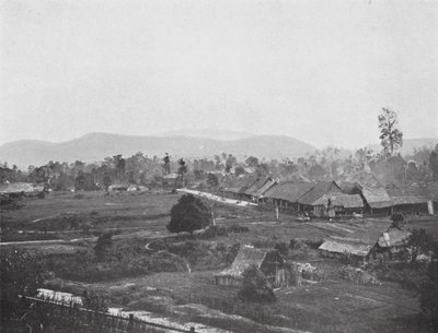 1884 में कुआलालंपोर, वर्तमान सरकारी कार्यालयों की साइट (बी/डब्ल्यू फोटो) द्वारा अंग्रेजी फोटोग्राफर