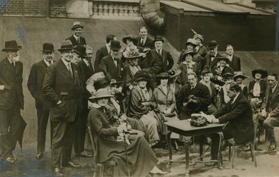सर जेम्स बैरी की बात सुनकर 1912 में वायन्धम्स की छत पर द एडमिबल क्रिक्टन को पढ़ा द्वारा अंग्रेजी फोटोग्राफर