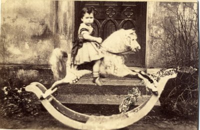 एक बगीचे में एक बड़े रॉकिंग घोड़े पर छोटी लड़की, 1860s (एल्बम प्रिंट) द्वारा अंग्रेजी फोटोग्राफर