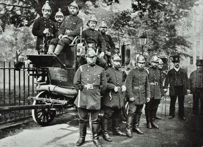 लंदन फायर ब्रिगेड: इंजन और टर्नकोक के साथ फायरमैन का समूह, 1895 द्वारा अंग्रेजी फोटोग्राफर
