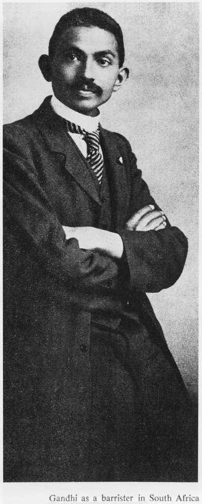 महात्मा गांधी (1869-1948) दक्षिण अफ्रीका में बैरिस्टर के रूप में, c.1900 द्वारा अंग्रेजी फोटोग्राफर