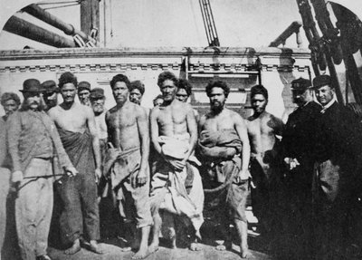 1866 में वेलिंगटन हार्बर में एक जेल में बंद माओरी कैदी द्वारा अंग्रेजी फोटोग्राफर