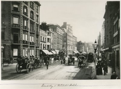 पिकाडिली और हैचेट्स होटल, लंदन, c.1887 (एल्बम प्रिंट) द्वारा अंग्रेजी फोटोग्राफर
