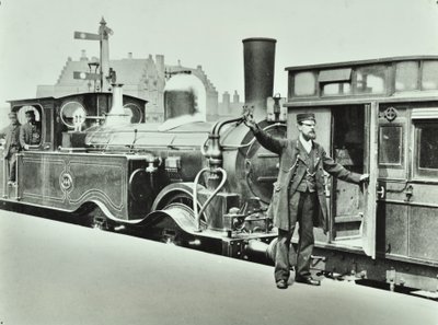 1885 में एक रेलवे स्टेशन पर प्लेटफार्म पोर्टर द्वारा अंग्रेजी फोटोग्राफर