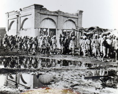 1898 में खलीफा की प्रार्थना सभा, मिहराब से गुजरने वाले कैदी द्वारा अंग्रेजी फोटोग्राफर