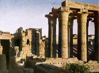 मिस्र के लक्सर मंदिर में पोर्टिको के खंडहर। द्वारा अंग्रेजी फोटोग्राफर