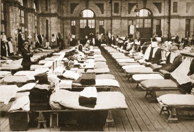 स्लीपिंग हाउसिंग: द स्मॉल हॉल, एलेक्जेंड्रा पैलेस, ग्रेट ब्रिटेन में जर्मन कैदियों का चित्रण (फोटोग्राव्रे) द्वारा अंग्रेजी फोटोग्राफर