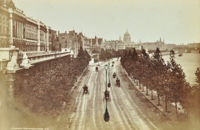 समरसेट हाउस, विक्टोरिया तटबंध, वेस्टमिंस्टर एलबी: वाटरलू ब्रिज, 1895 से उत्तर की ओर देख रहे हैं द्वारा अंग्रेजी फोटोग्राफर