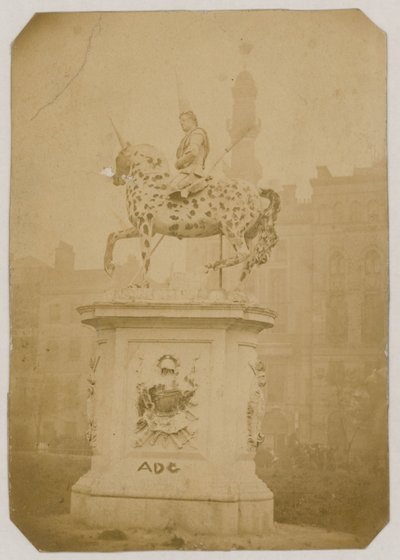 किंग जॉर्ज I, लीसेस्टर स्क्वायर, लंदन की मूर्ति; 1866 में ली गई तस्वीर द्वारा अंग्रेजी फोटोग्राफर